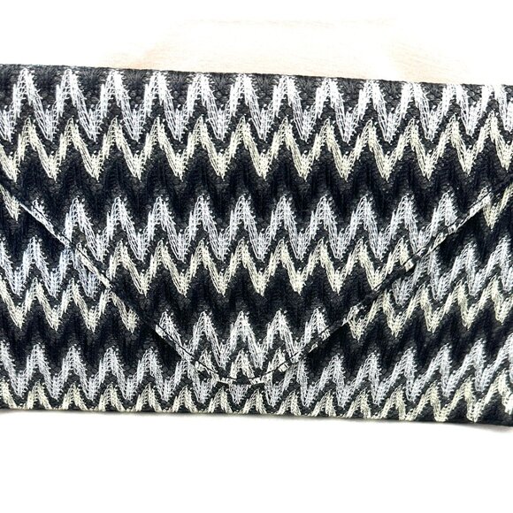 DESIGNER INSPIRED DESIGN, CLUTCH OR SHOULDER BAG. COMES WITH 46″INCH SILVER CHAI - Picture 5 of 16